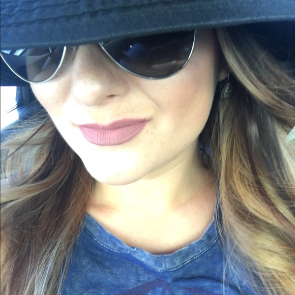 Meet your Posher, Liz - Picture 2 of 2